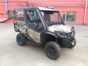 Pioneer 1000-5 Deluxe Camo - Hunter Edition или Домик Охотника )) Фирменное лобовое стекло AtvBraza,доп оптика, передние жесткие и задние мягкие двери, передняя и задняя съемная лебедки, кенгурин.