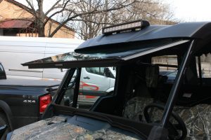 Лобовое стекло нашего производства. Оборудовано стеклоочистителем и обогревом.